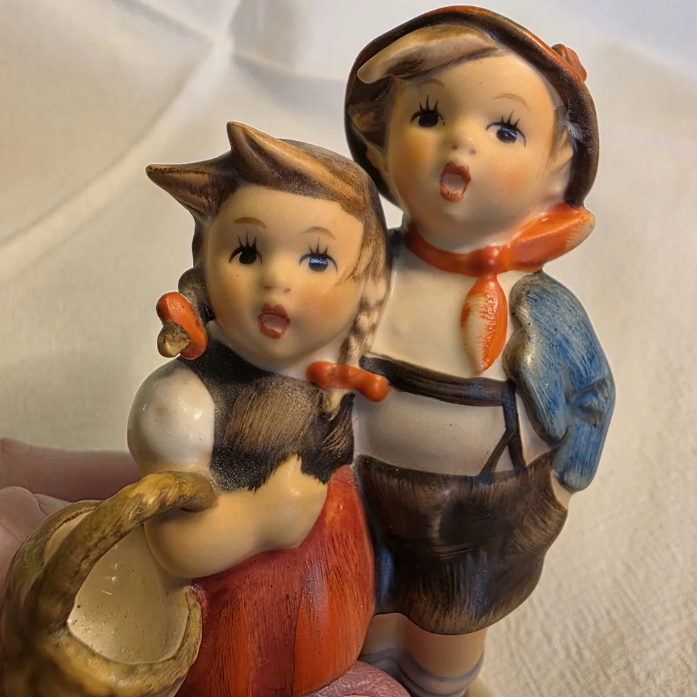 Hummel adorable figurine