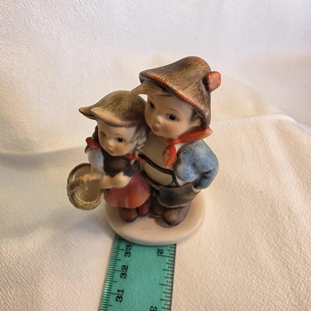 Hummel adorable figurine