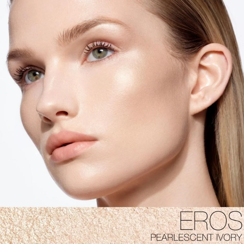 NARS LIGHT REFLECTING LUMINIZING POWDER.