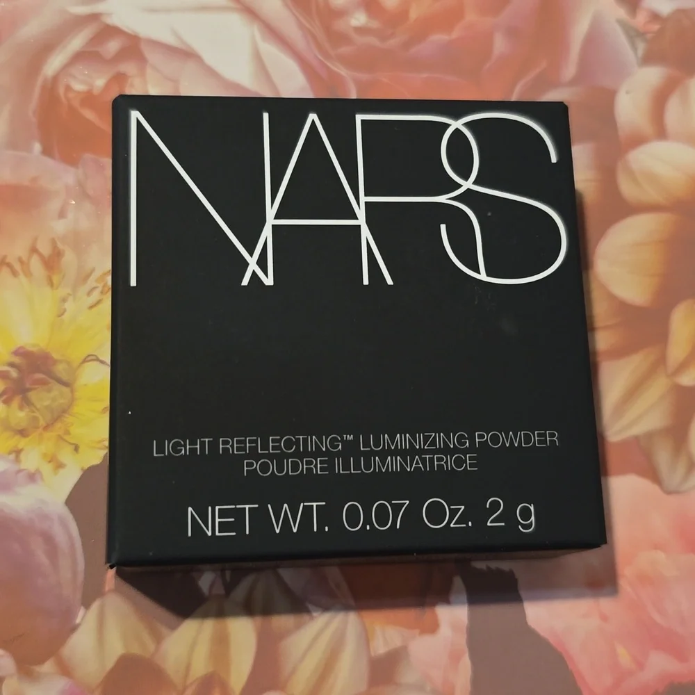 NARS LIGHT REFLECTING LUMINIZING POWDER.
