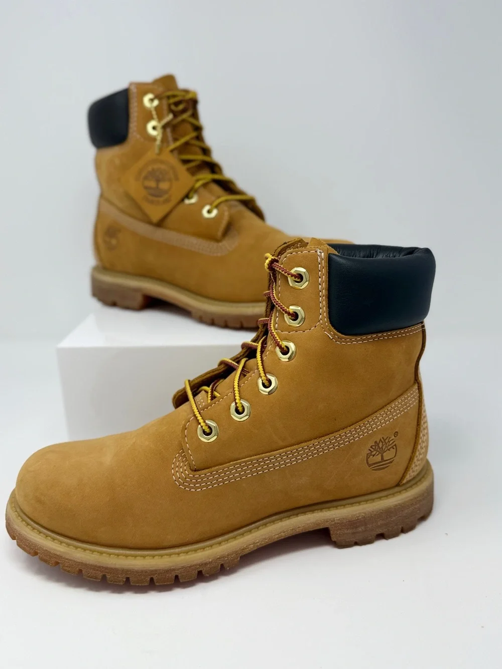 Timberland Women’s Size 7.5  Premium Waterproof Nubuck Leather Boots Wheat Lace