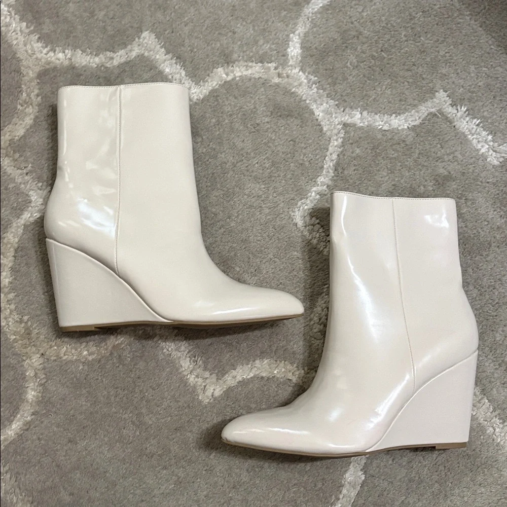 NWOT Dolce Vita Pascal ivory wedge heeled booties Size 7.5