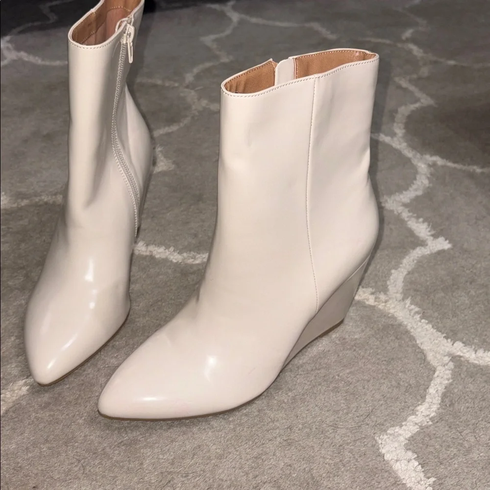 NWOT Dolce Vita Pascal ivory wedge heeled booties Size 7.5