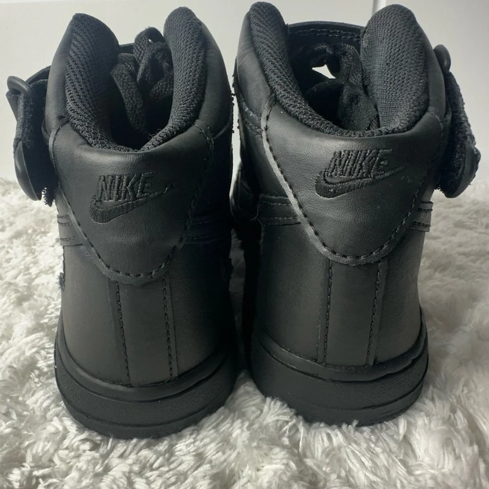 Nike force mid