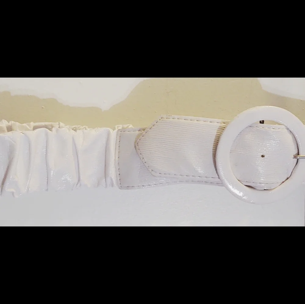White stretchy belt (belt only)