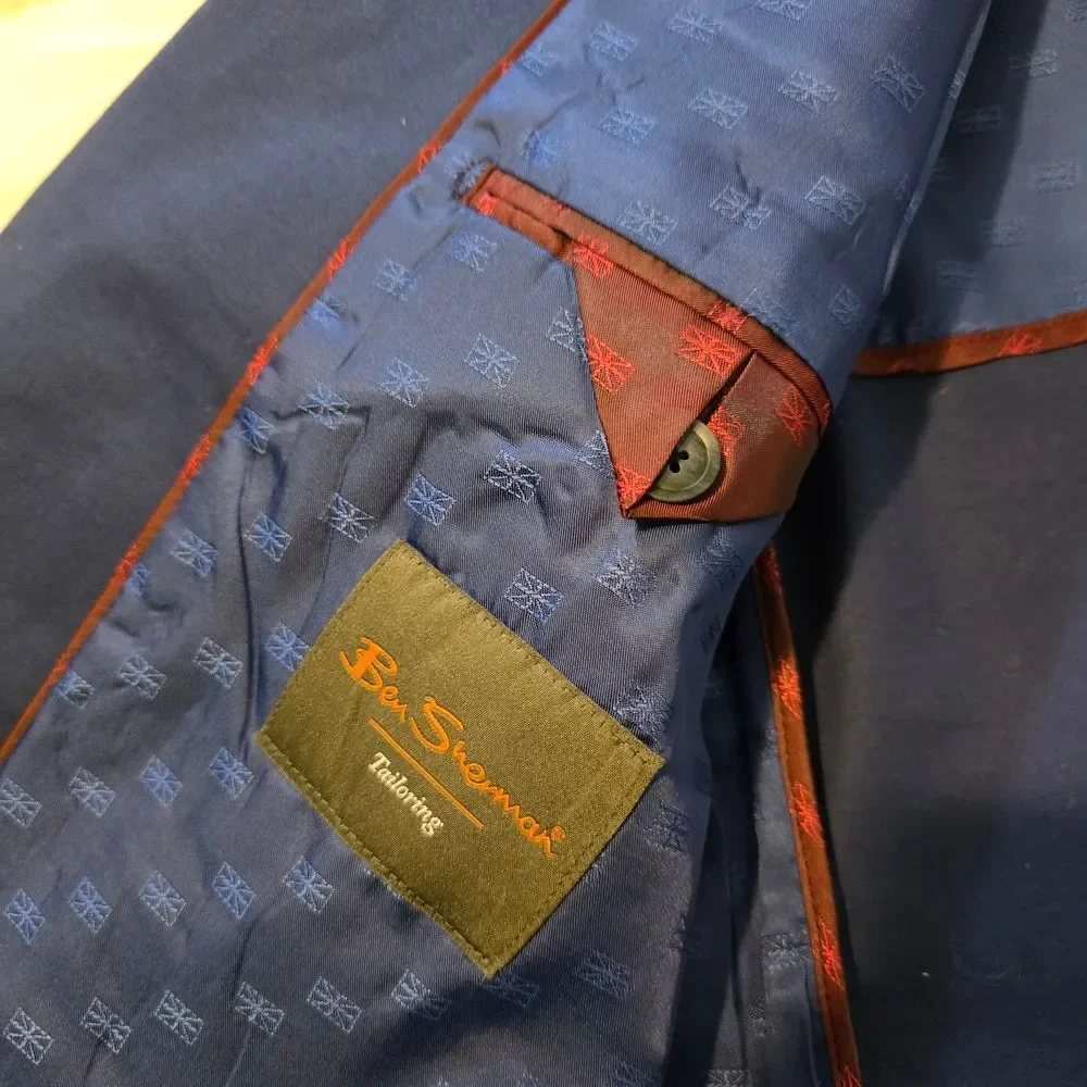 Ben Sherman features button