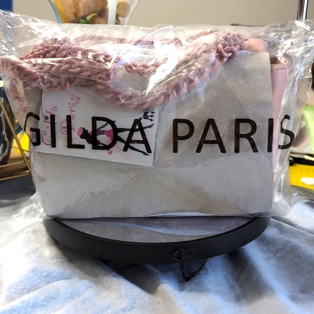 Gilda Paris chic stylish