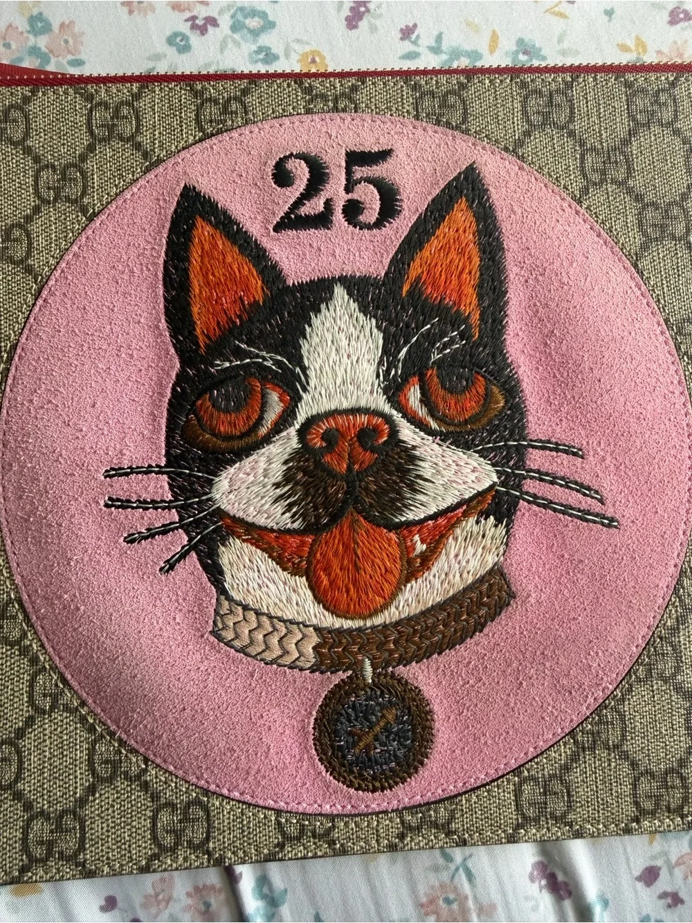 Gucci easy stylish provides