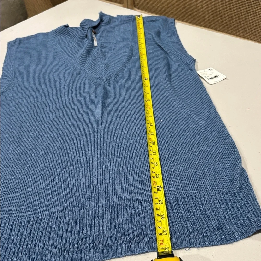 Free People - Hannah Oversized double v-neck sleeveless sweater. Blue.  Size XS