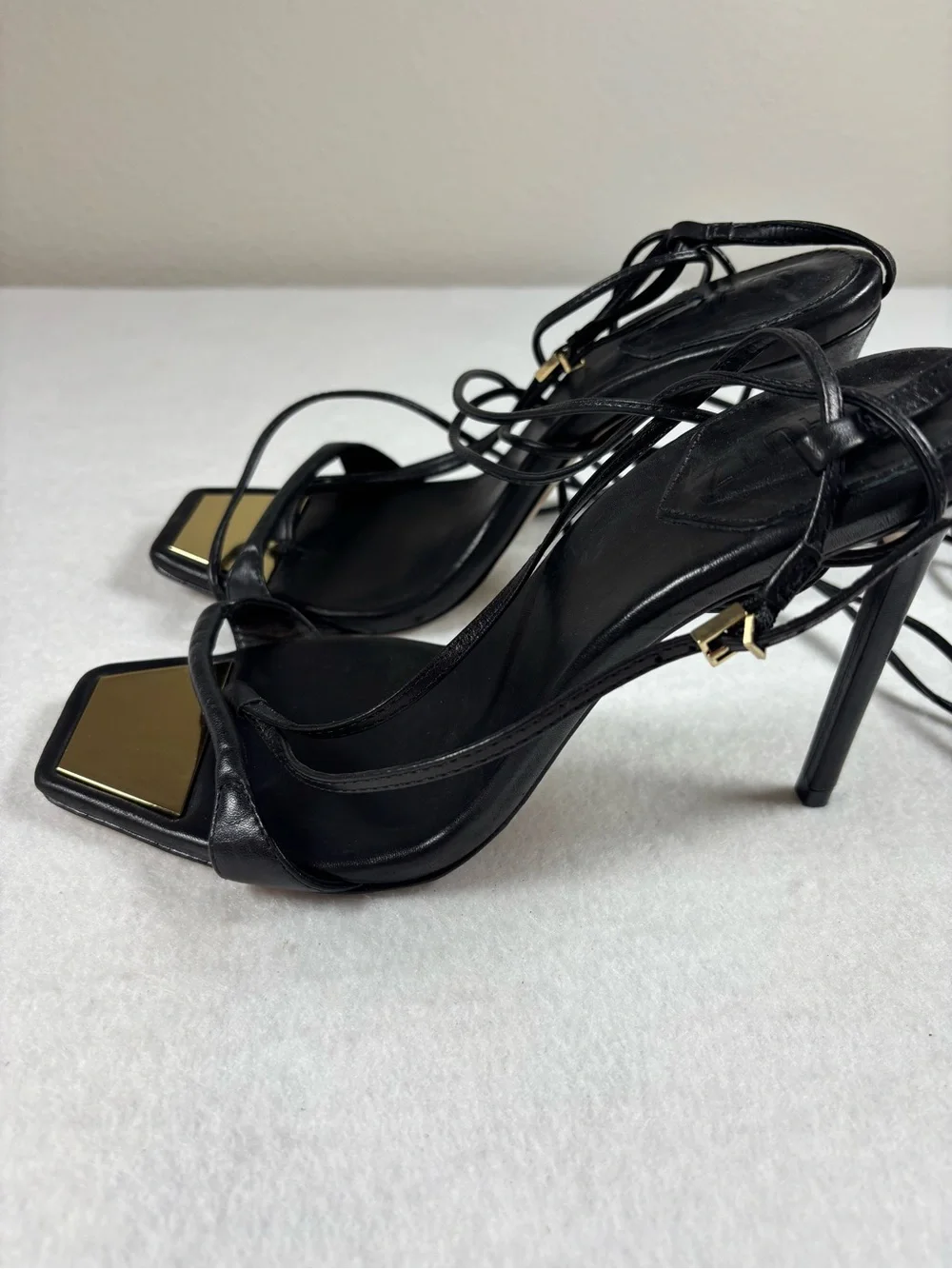SCHUTZ black these