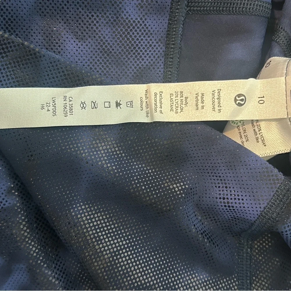 Lululemon Size 10 Leggings Shiny Blue and Black