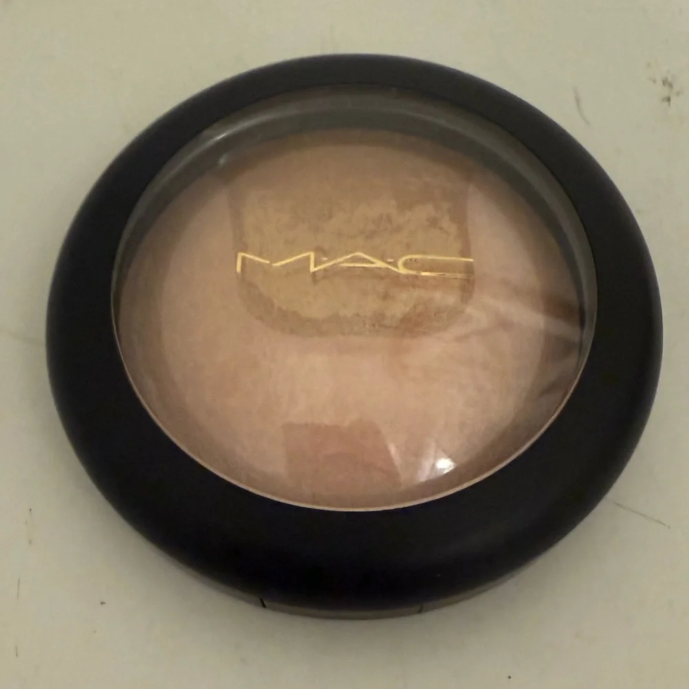 MAC Centre of Attention Mineralize Skinfinish MSF Highlighter Divine Night NEW