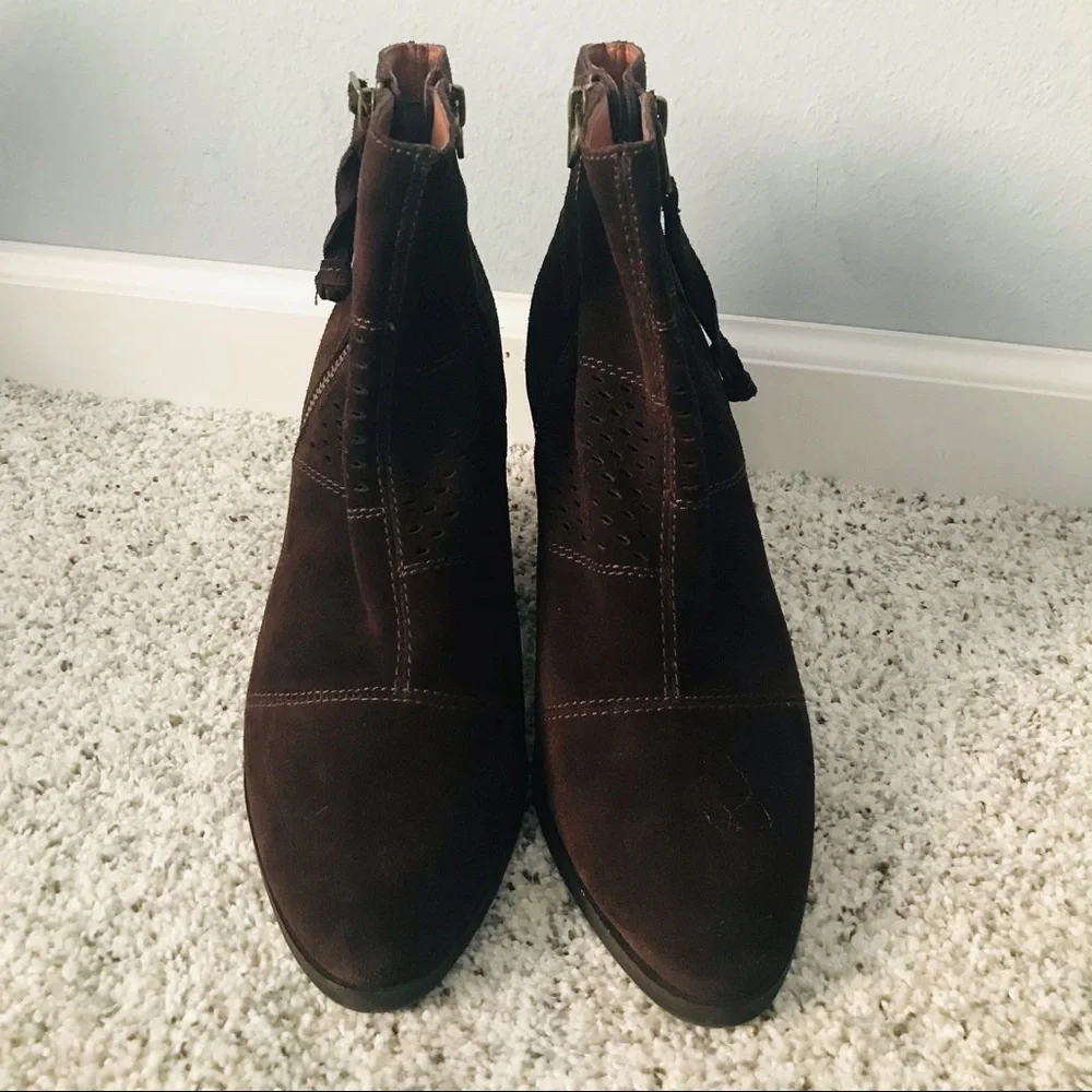 Lucky Brand environment perforated