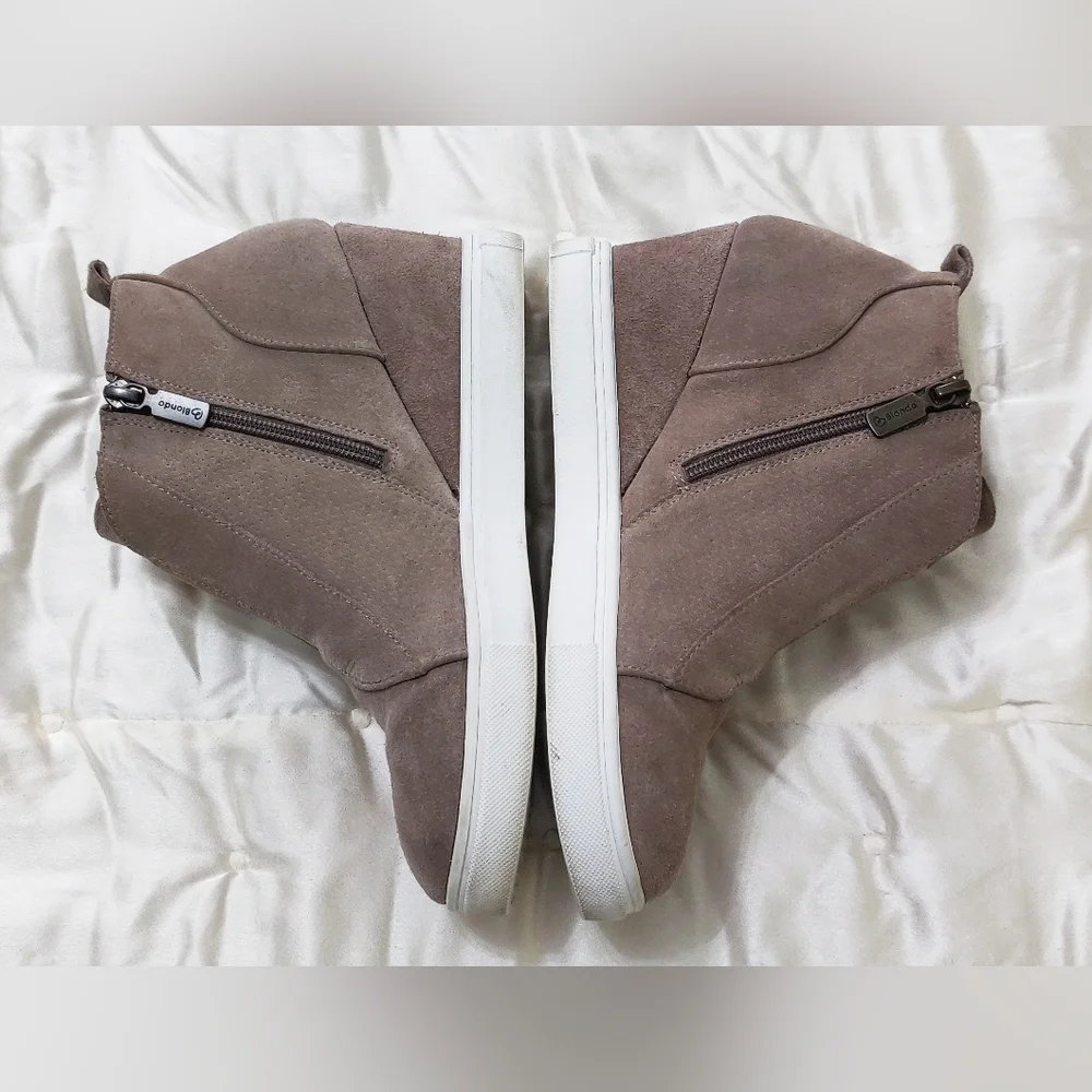 Blondo taupe colored