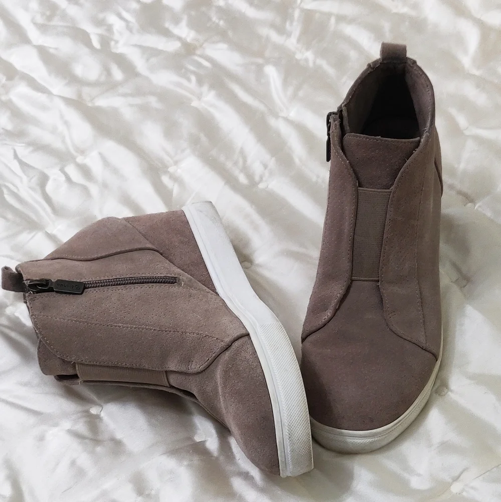 Blondo taupe colored