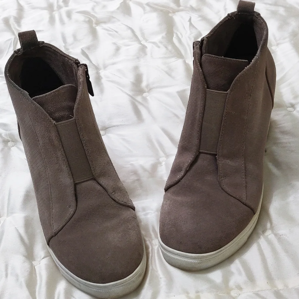 Blondo taupe colored