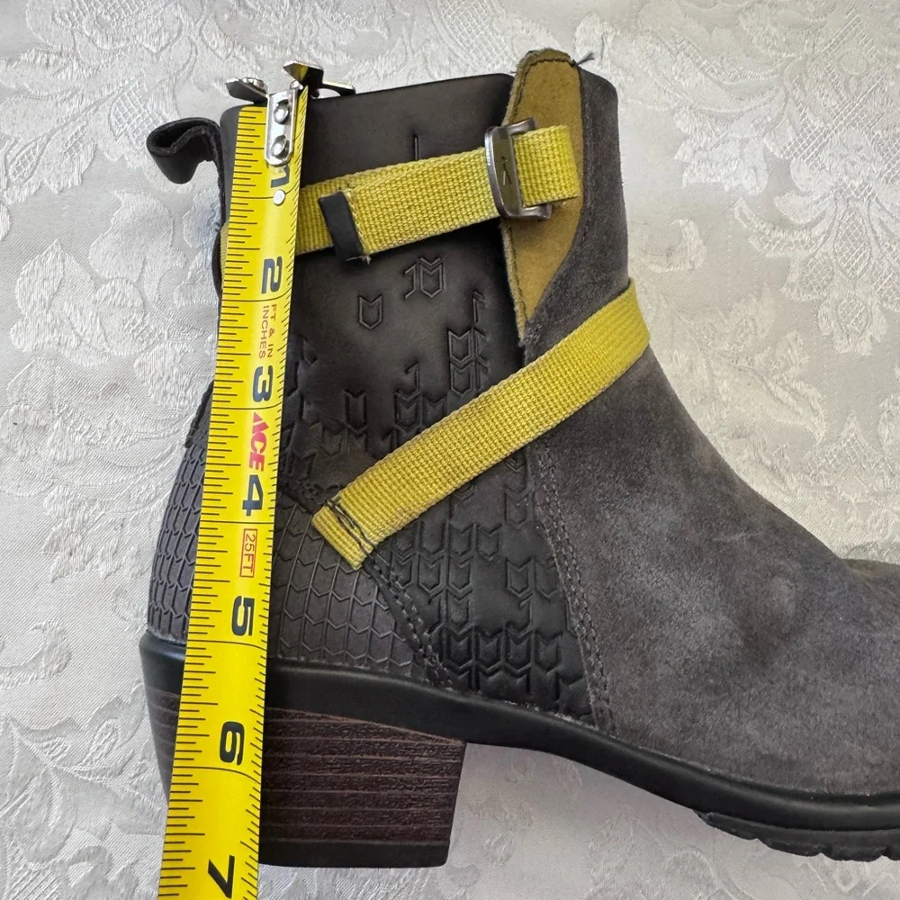 Keen used booties mid