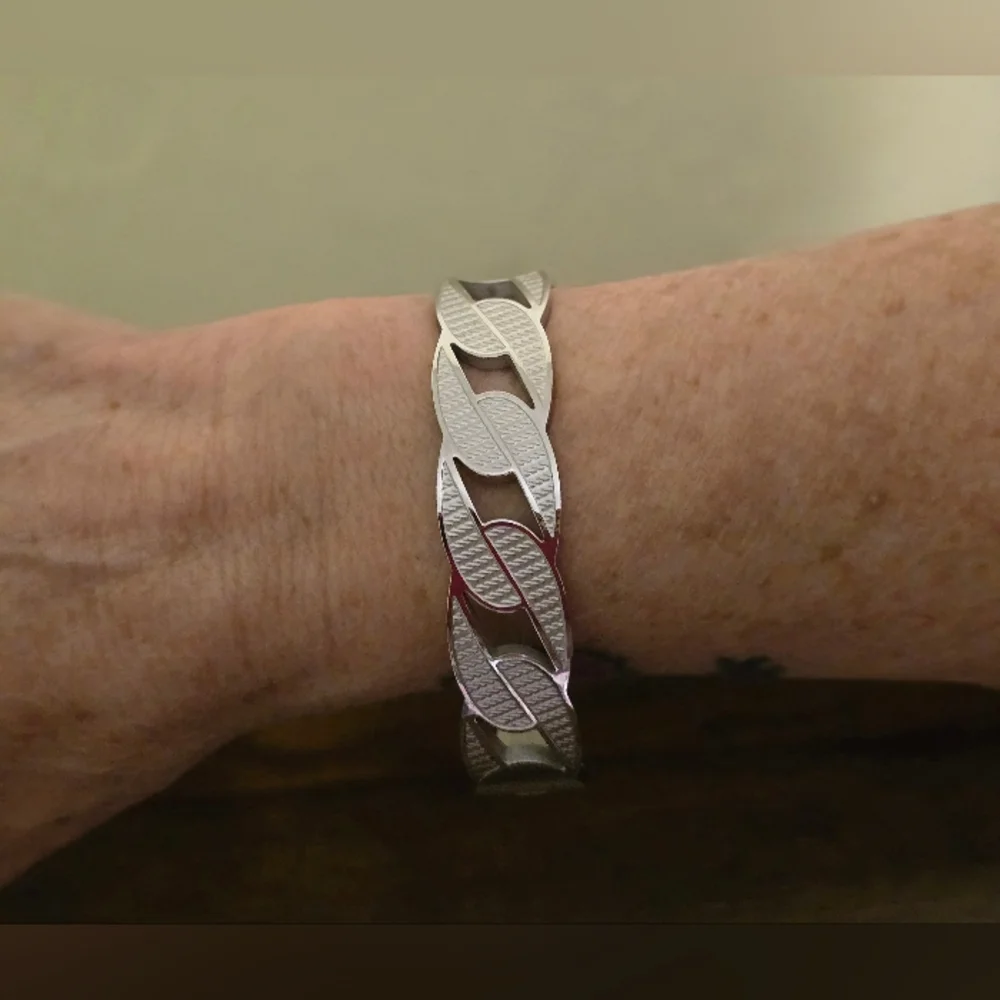 Stainless Steel this elegant