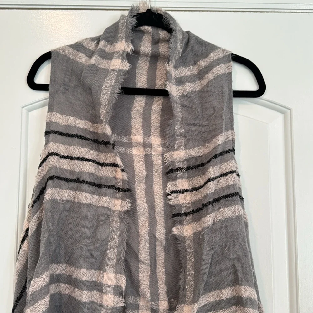 Francesca’s gray sleeveless