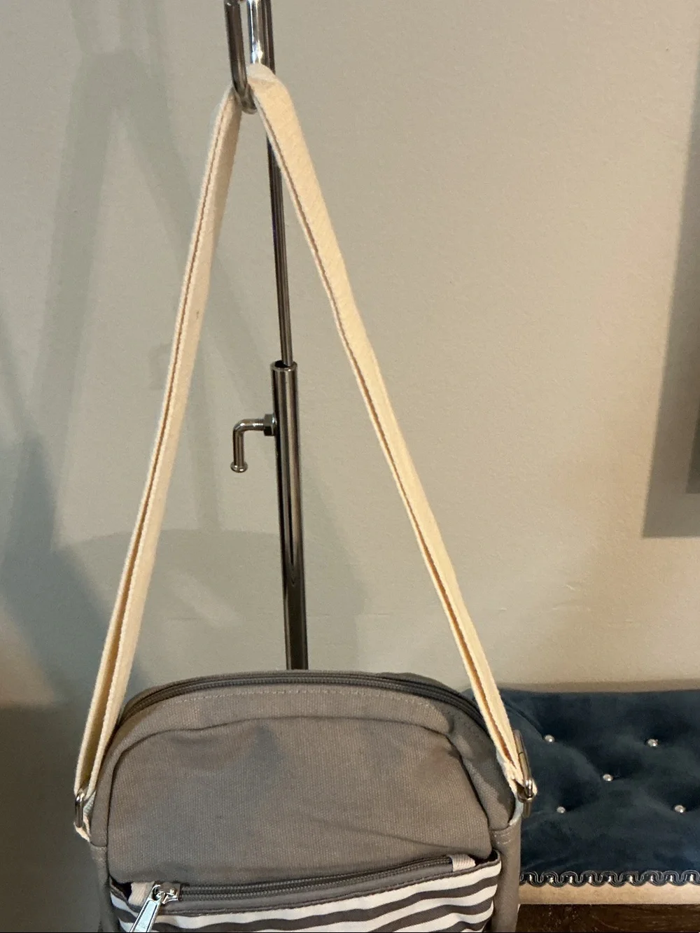 N/A gray white