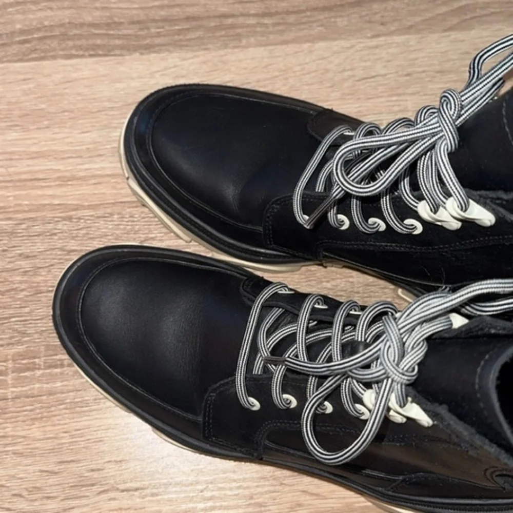 Sorel through shaft comfort
