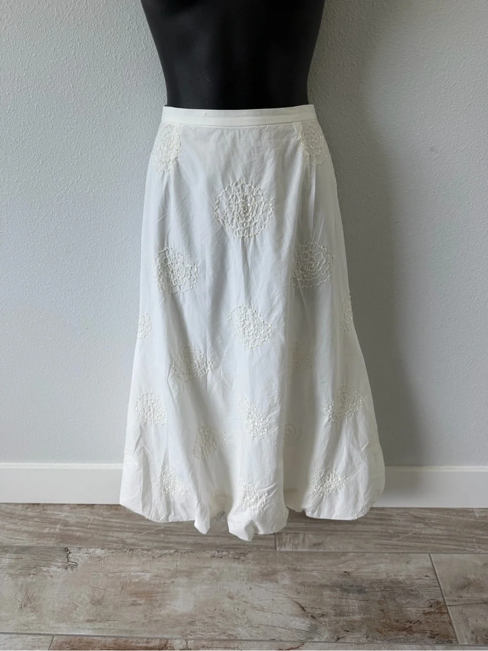 Nadya Toto flowing white