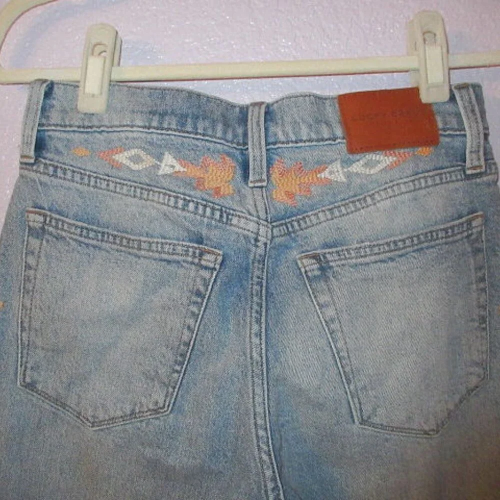 Lucky Brand hips around