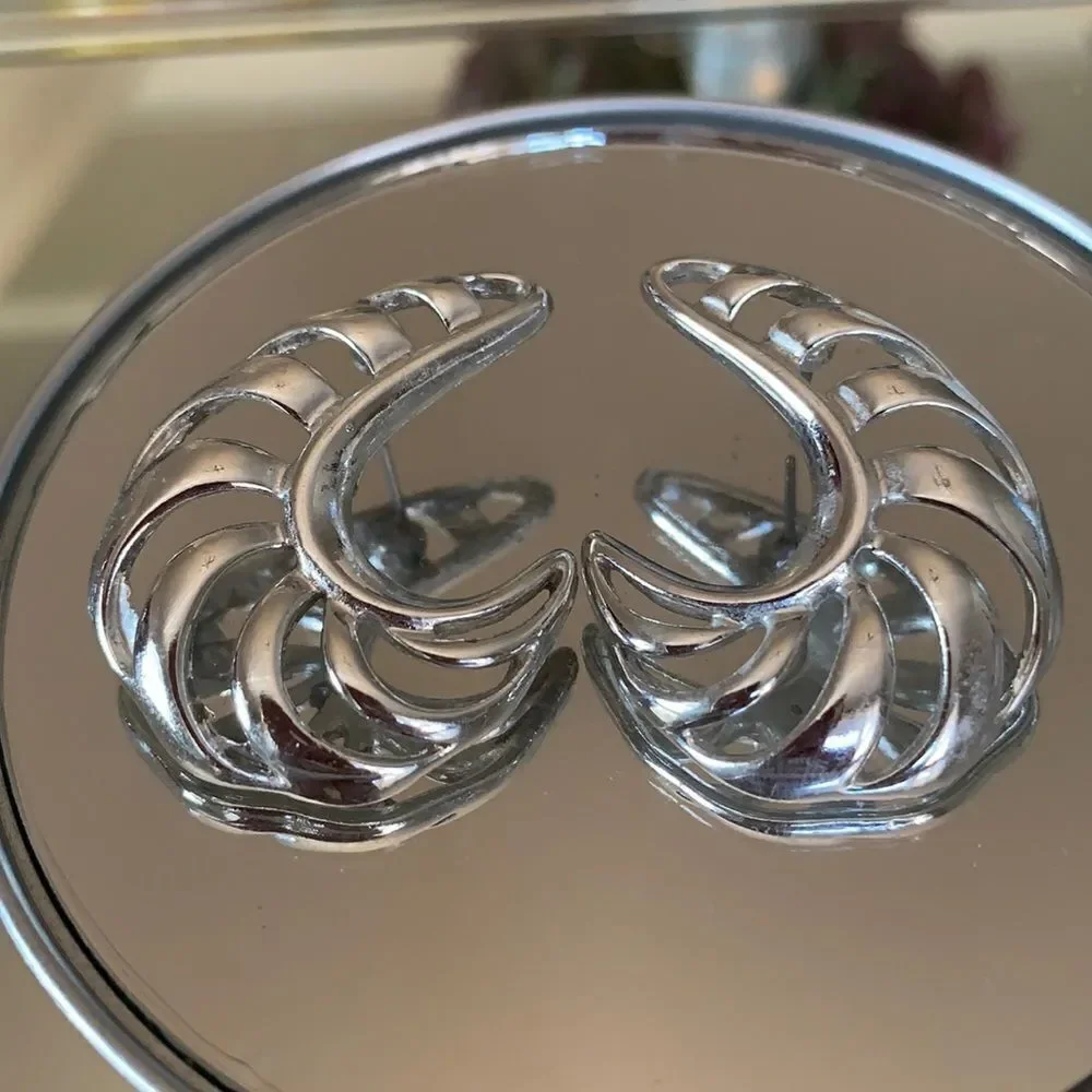 Shiny silver shrimp shaped post earrings‎