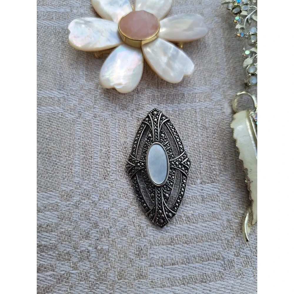 The Unbranded Brand set brooches