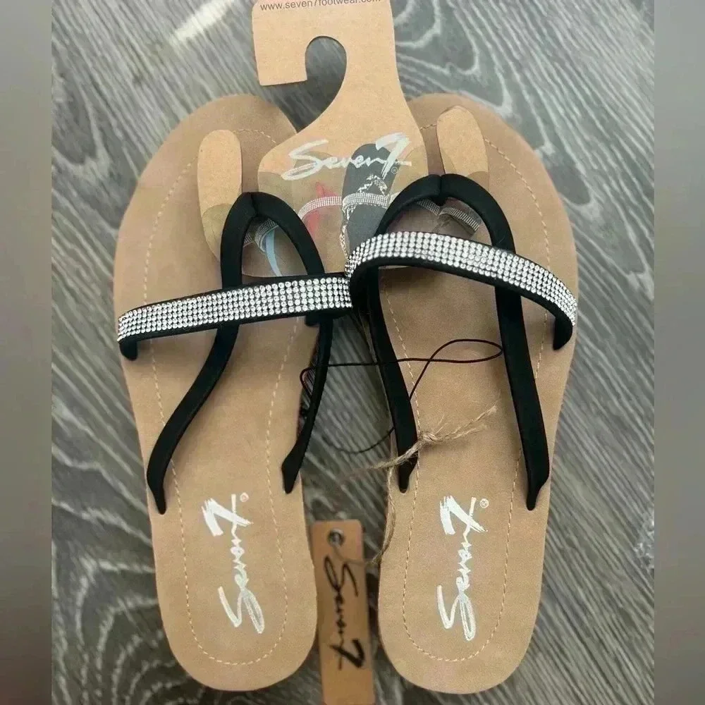 Women’s Black Thong Sandals. NWT. Size 9