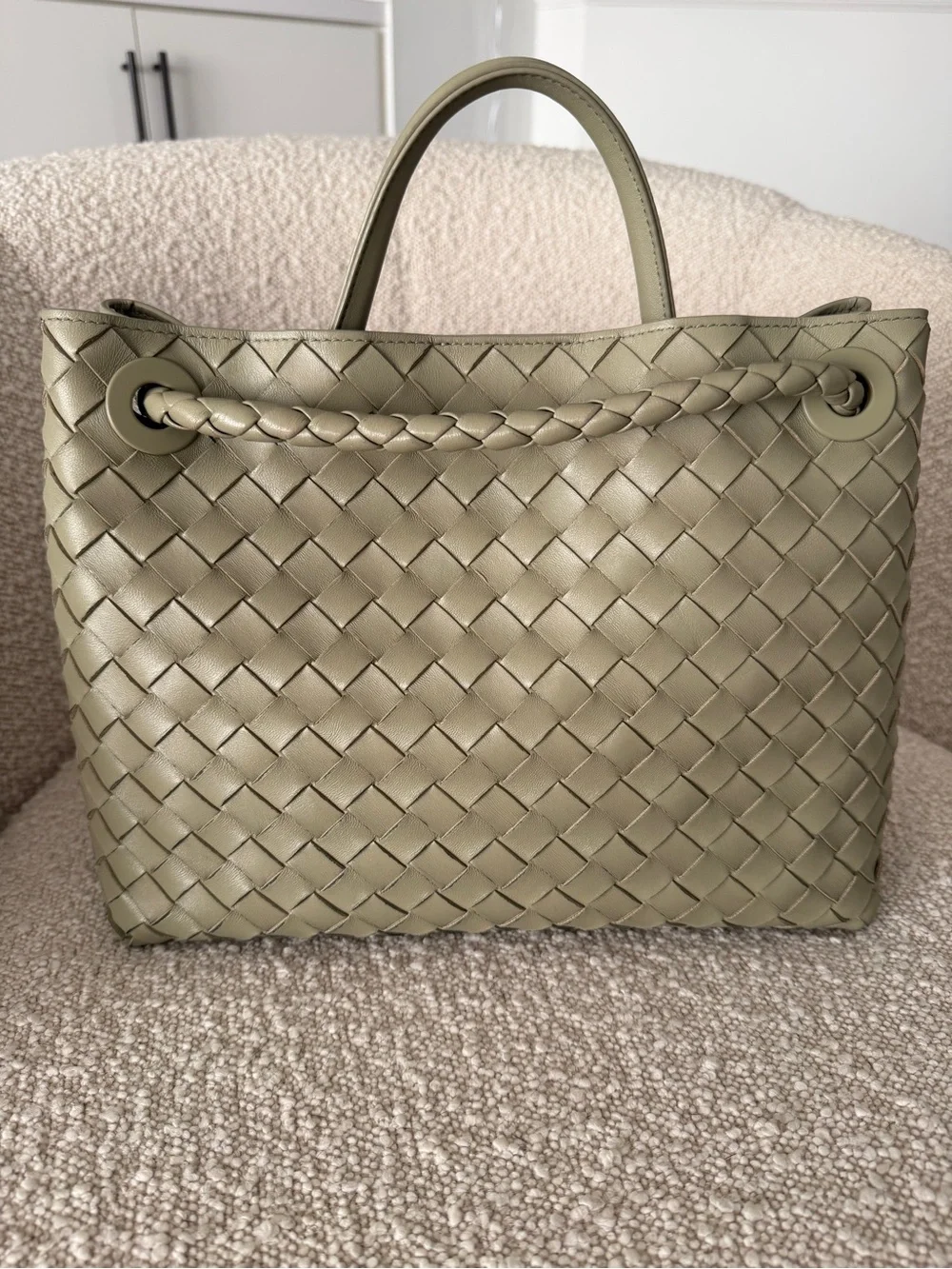 Bottega Veneta drop signature medium