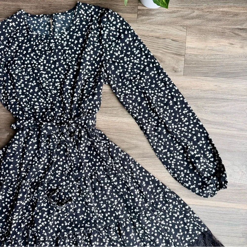 Feminine Floral‎ Long Sleeve Black White Dress Lace Hem Waist Tie Size US 4