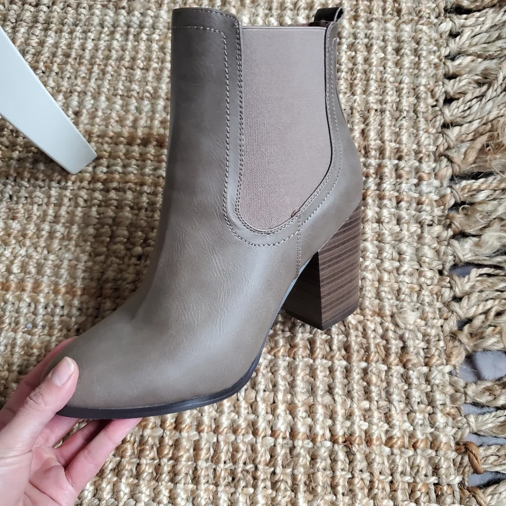 Tan color boots size 10 women's New with 3 inch high chunky heels by Lil…