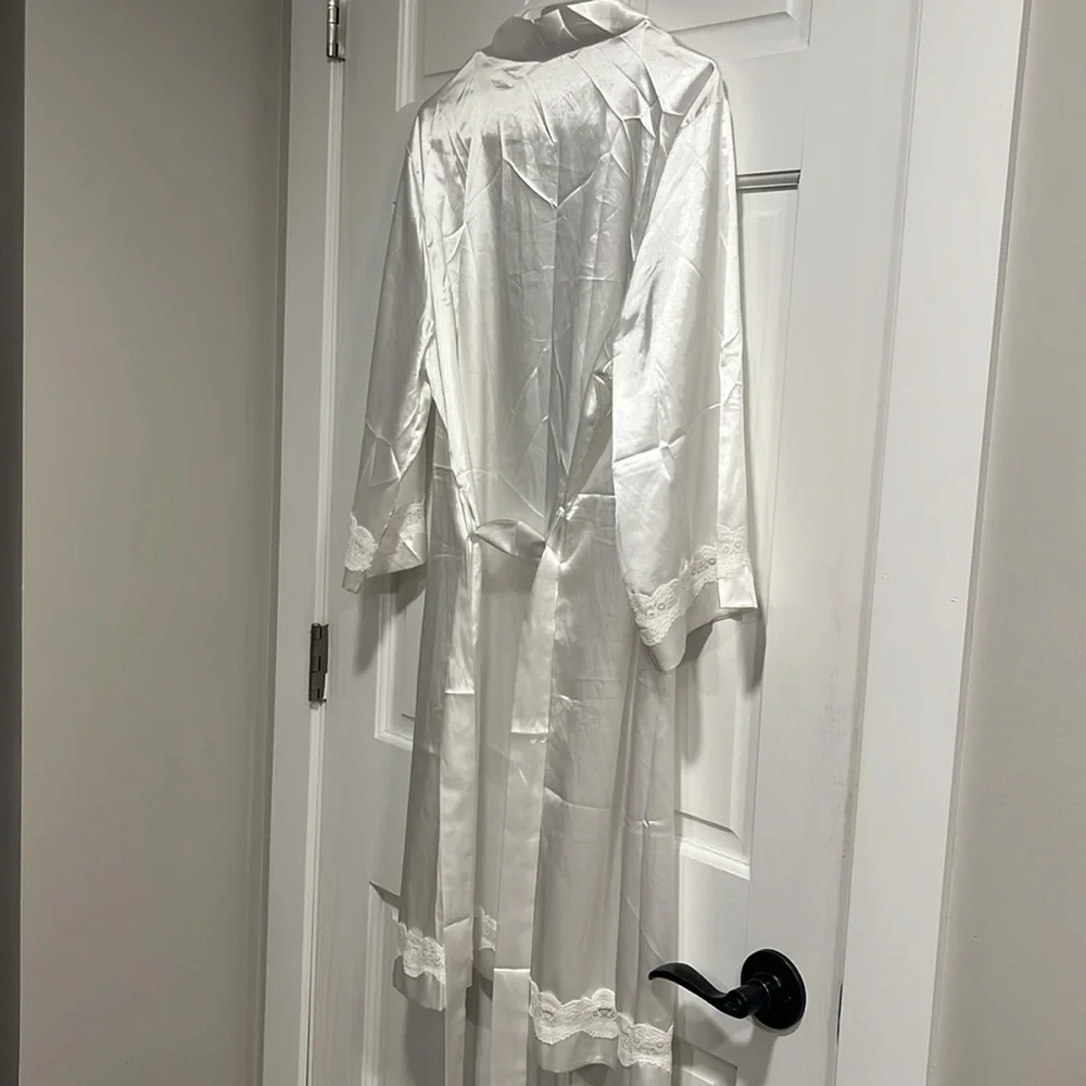 Ekouaer white satiny