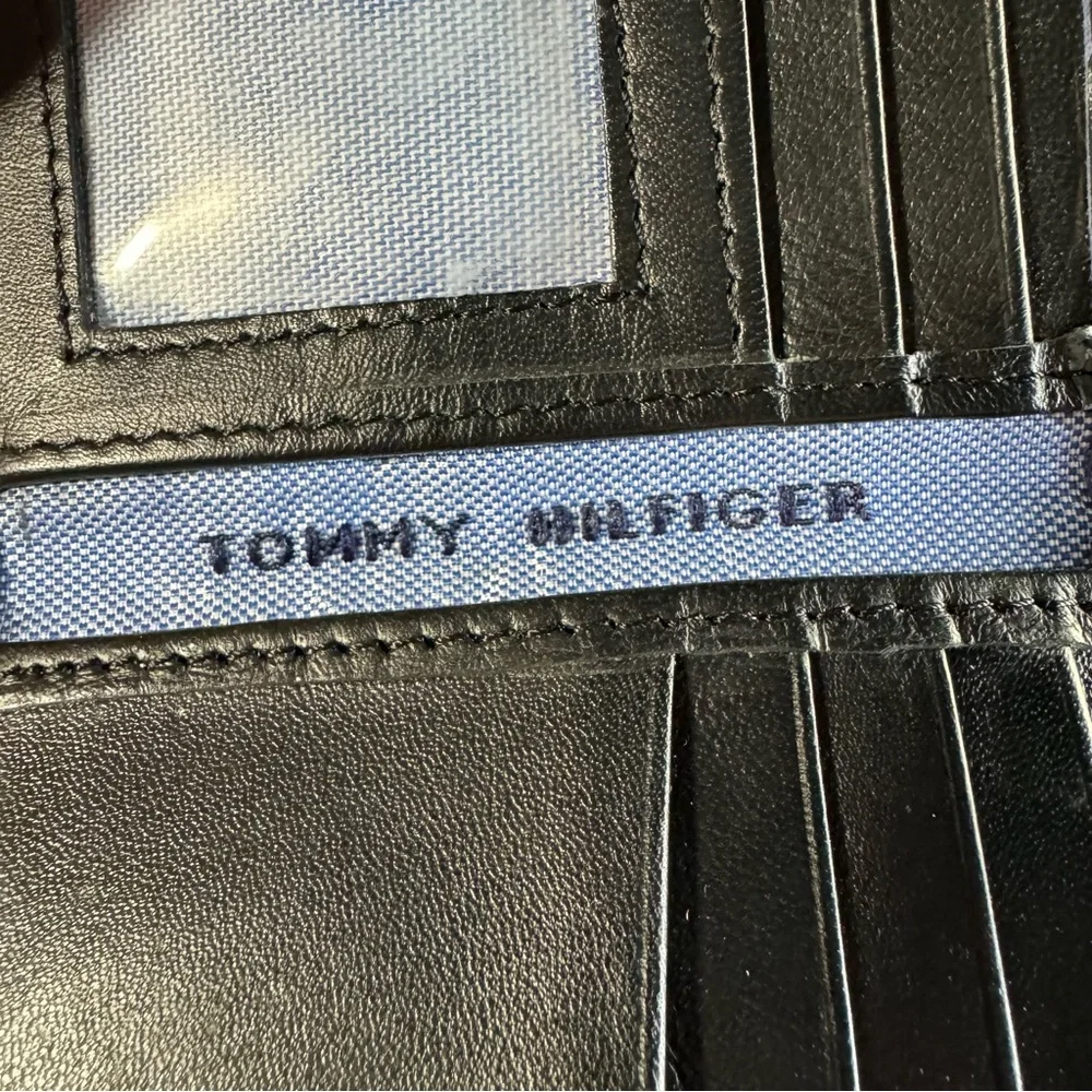TOMMY HILFIGER Black Leather Bifold Wallet