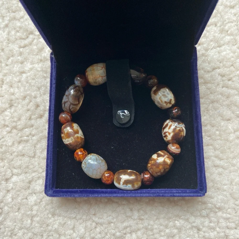 NWOT Brown & Cream Agate Beaded Stretch Bracelet in blue velvet gift box
