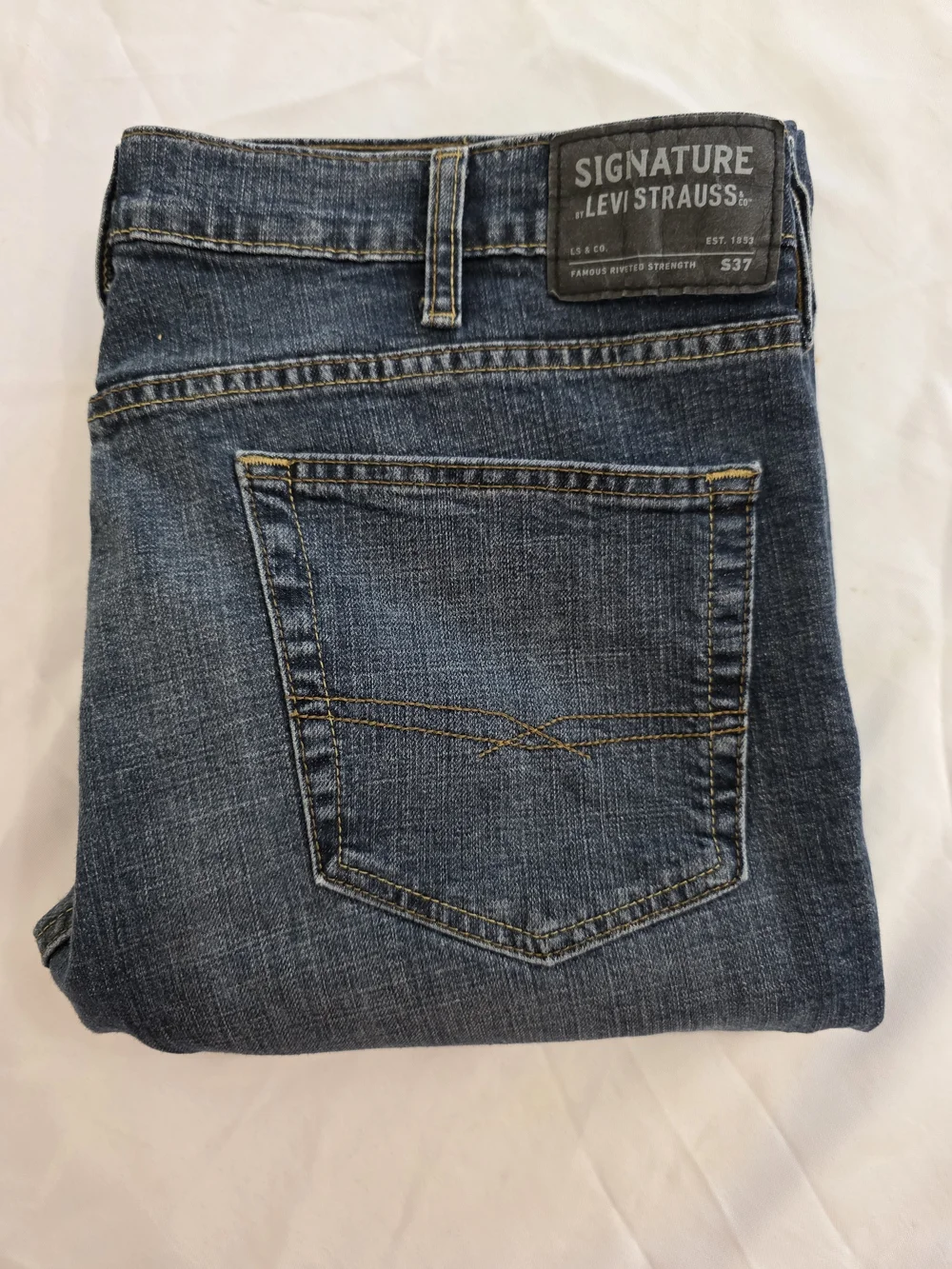 Levis brand height contrasting