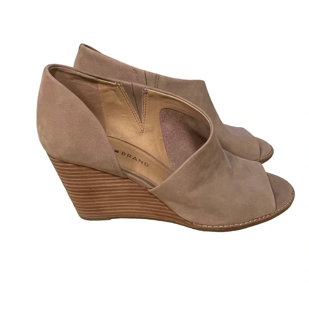 Lucky Brand Jaxy Sz 9.5 Beige Tan Soft Suede Open Toe Cut Out High Wedge