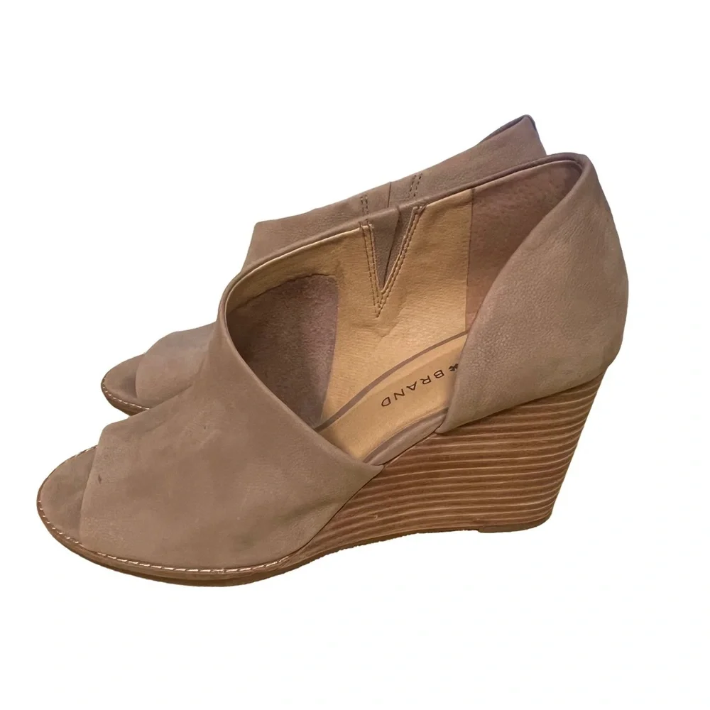 Lucky Brand Jaxy Sz 9.5 Beige Tan Soft Suede Open Toe Cut Out High Wedge