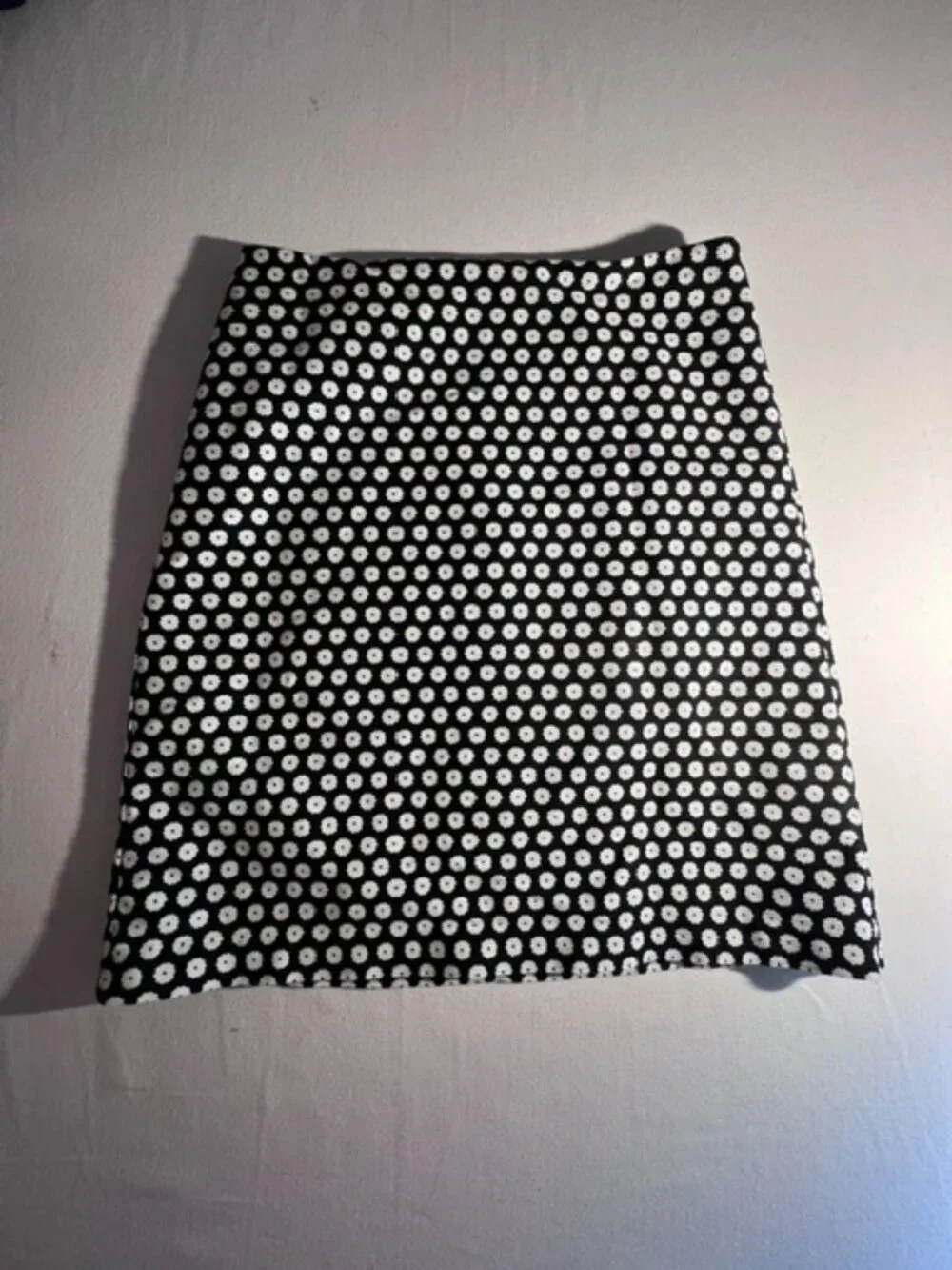 ANN TAYLOR Petite skirt size 0P a classic‎ black and white floral daisy pattern