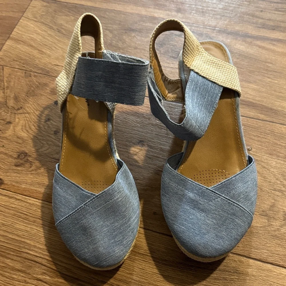 comfortview Gray and Tan Wedge Espadrille Sandals