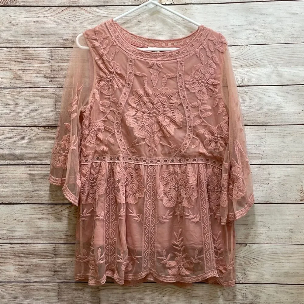 ENTRO CHANGE OF HEART EMBROIDERED‎ LACE TOP IN BLUSH