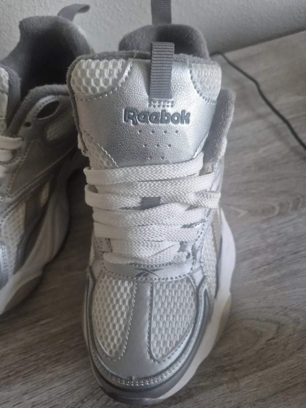 Reebok Womens White and Silver Chunky Athletic Sneakers 9