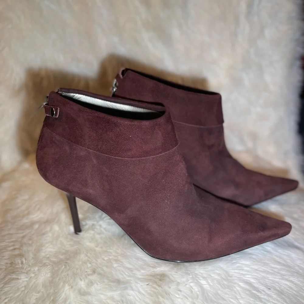 BCBG women’s burgundy pointed toe ankle boots size 8