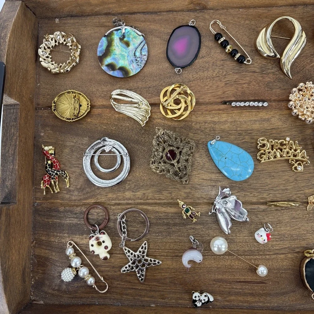 Mixed Lot Costume Jewelry Pins Bars Brooches Pendants Some Signed Vtg to Now 43