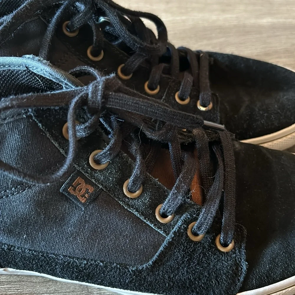 DC size top sneakers