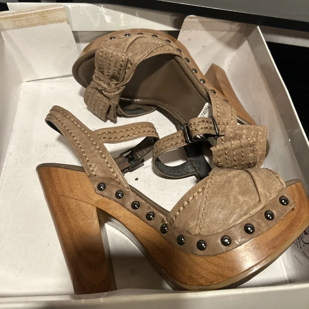 Jessica Simpson peeling toe