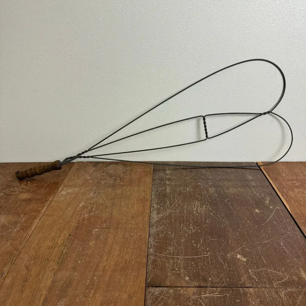 Antique Primitive Wire Rug Beater Heart Shape‎ Twisted Metal Wood Handle Rustic