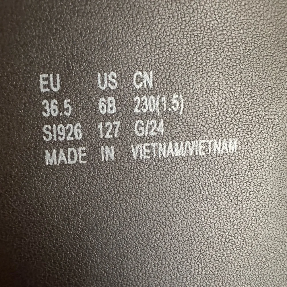 Stuart Weitzman inset knee width