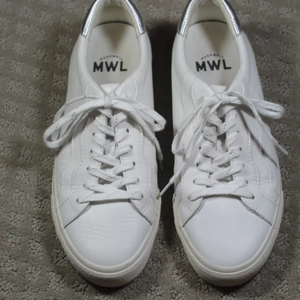 Madewell women sidewalk